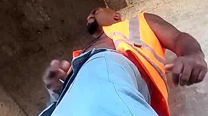 Trabalhador films himself masturbating hardcore at construction site outdoors