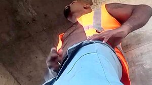Trabalhador films himself masturbating hardcore at construction site outdoors