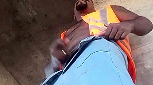 Trabalhador films himself masturbating hardcore at construction site outdoors
