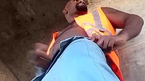 Trabalhador films himself masturbating hardcore at construction site outdoors
