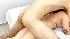 novinha tatuada gime alto na rola dura dele