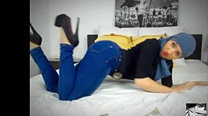 Arab muslim babe teases on cam with sensual moves