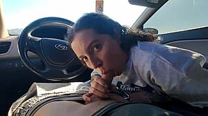 Брюнетка кукла дълбоко смуче чудовищен кур в такси и поглъща сперма