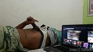 novinho cafuçu jerks huge cock homemade