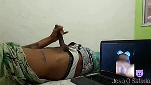 novinho cafuçu jerks huge cock homemade