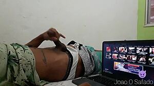 novinho cafuçu jerks huge cock homemade