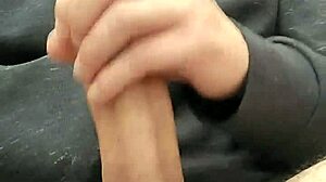 masturbando mi enorme polla cargada al aire libre