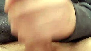 masturbando mi enorme polla cargada al aire libre