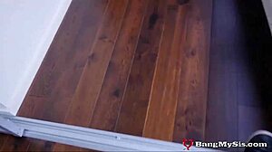 Kåt styvsyster Chloe Scott suktar styvbrors feta kuk djupt