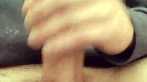 masturbando mi enorme polla cargada al aire libre