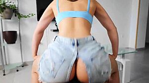 hermanastra shakes thick ass seducing me to ride my cock hard