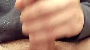 masturbando mi enorme polla cargada al aire libre