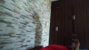 Hermanastra de 18 Años Cambia Ropa por Leche en Culo