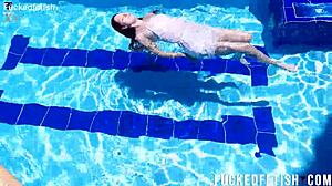 yessica bunny's shaved pussy pulses underwater post contractions