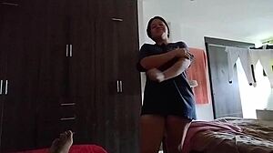 Hermanastra de 18 Años Cambia Ropa por Leche en Culo