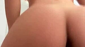 gostosa shakes ass with plug deep in her tight hole