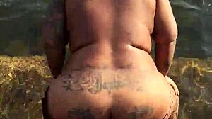 Hazelnutxxx shakes big ebony ass wildly