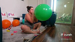 buttplug betty loons big pussy lips to squirting frenzy!