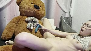 rossmexicana's chilling with her yummy oso toy and dildos feels so good