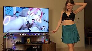 lucky dude gets his cock blown by hot blonde babe 😍🍆💦