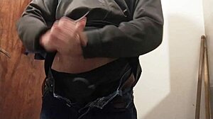 i pump out loads of tasty cum from my big cock