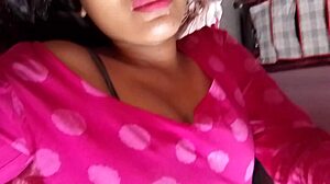 Curvy Indian Desi Bhabhi Flaunts Assets To Boyfriend