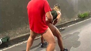 esposa sendo seguida e dando pro cara que a seguiu na rua