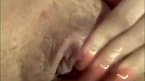 mexicana caliente se masturba con dildo pidiendo verga gruesa