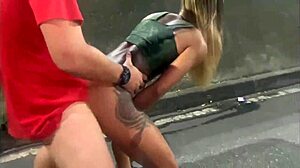 esposa sendo seguida e dando pro cara que a seguiu na rua