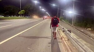 esposa sendo seguida e dando pro cara que a seguiu na rua