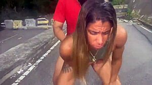 esposa sendo seguida e dando pro cara que a seguiu na rua