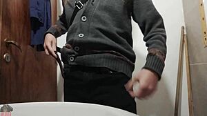 슬림 18+ 아마추어 욕실에서 벗고 홈메이드 놀이