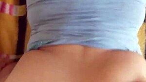 le vibran las nalgas a la gordita con tetas naturales?