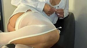 esta madura usa sus tetas y culo pa entrar en politica