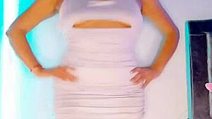 skinny babe shakes ass live teasing dance