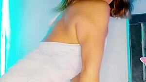 skinny babe shakes ass live teasing dance