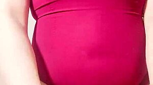 ¡madrastra colombiana con cameltoe gigante monta a hijastro con coño depilado!