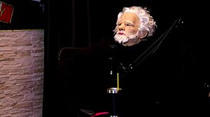 dá pra ver essa vadia nojentinha chupando rola no outdoor?