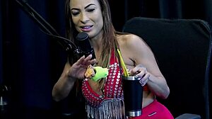 dá pra ver essa vadia nojentinha chupando rola no outdoor?