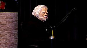 dá pra ver essa vadia nojentinha chupando rola no outdoor?