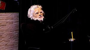 dá pra ver essa vadia nojentinha chupando rola no outdoor?