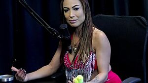 dá pra ver essa vadia nojentinha chupando rola no outdoor?