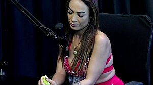 dá pra ver essa vadia nojentinha chupando rola no outdoor?