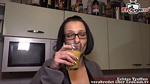 junge devote schlampe bläst schwanz vor iher dominanten freundin ummm