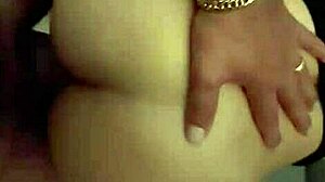 Devorando o cuzinho apertado da esposa gostosa