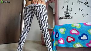 Whoa, big ass fitness model squats in tight leggings at gym 💦🍑