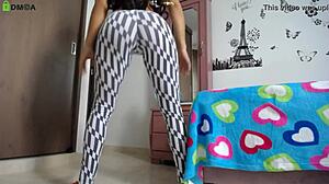 Whoa, big ass fitness model squats in tight leggings at gym 💦🍑