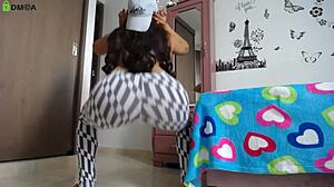 Whoa, big ass fitness model squats in tight leggings at gym 💦🍑