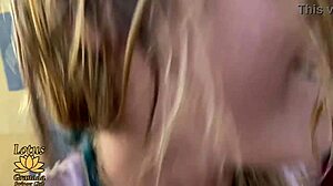 dos chicas me chupan la polla enorme en publico balcón blowjob monster cock action