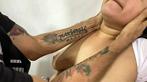 le follo el coño a mi empleada en la oficina con lencería